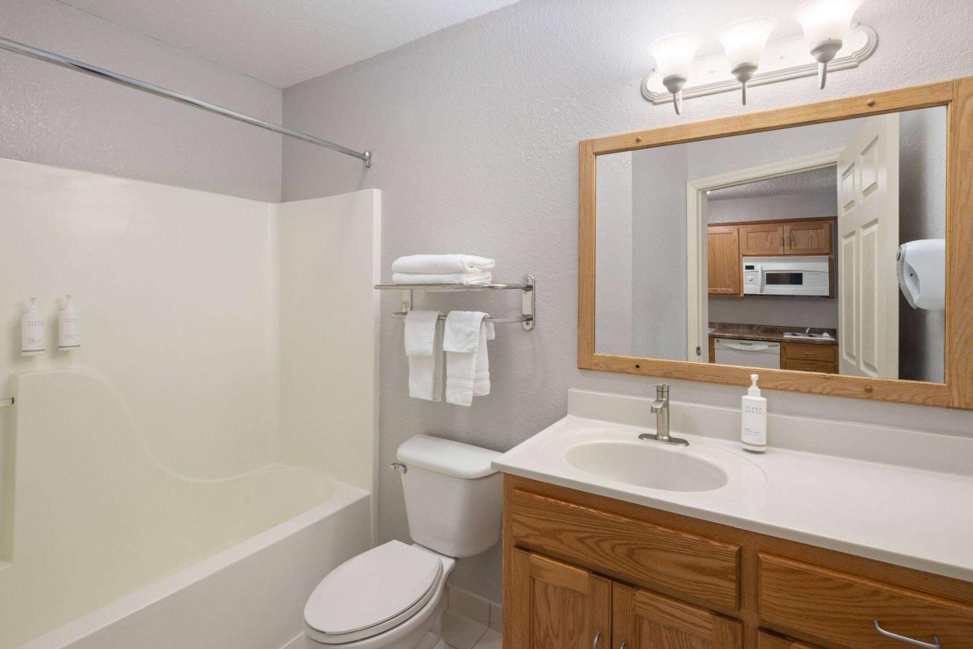 Days Inn & Suites By Wyndham Green Bay Wi Zewnętrze zdjęcie