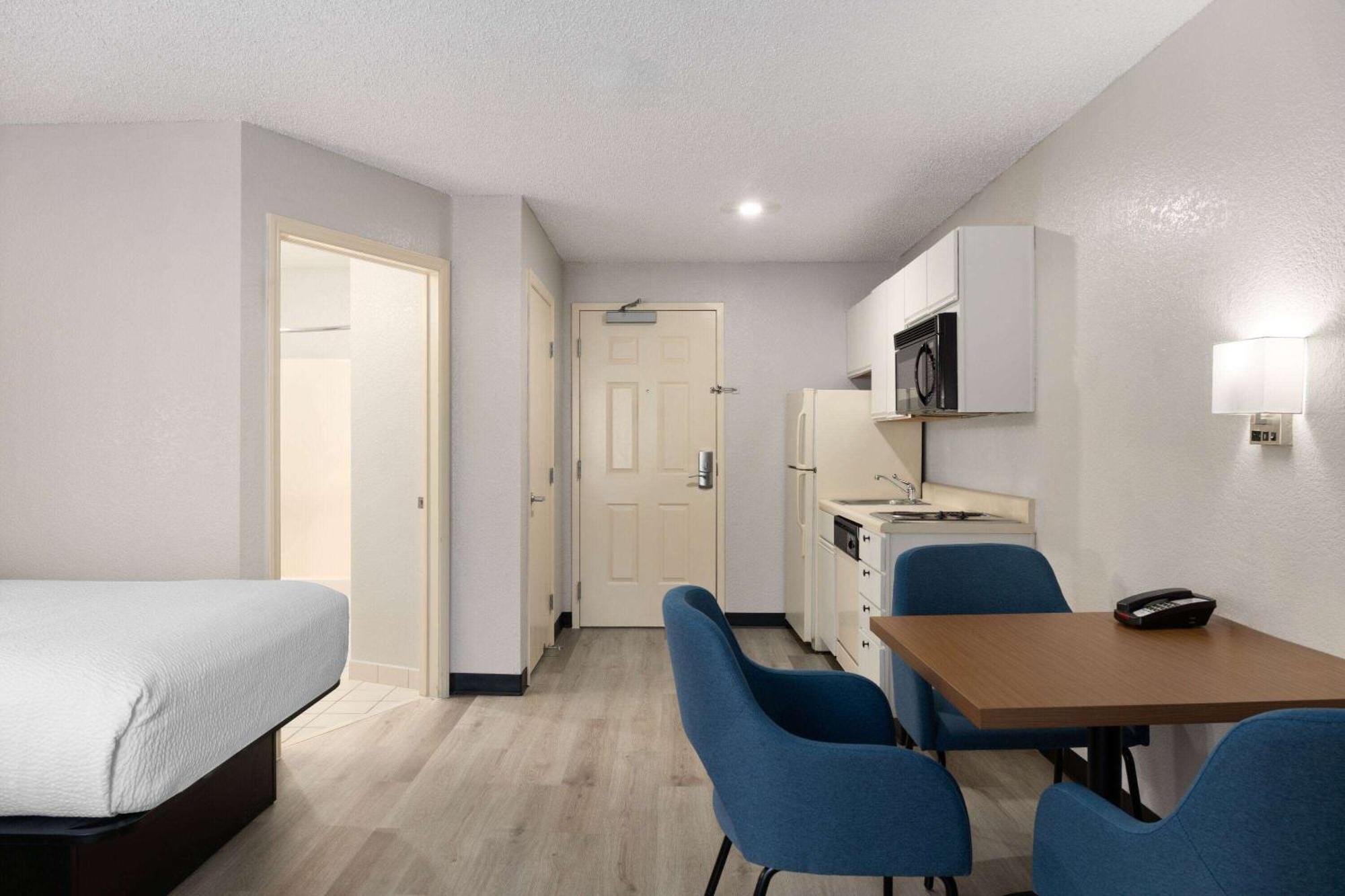 Days Inn & Suites By Wyndham Green Bay Wi Zewnętrze zdjęcie
