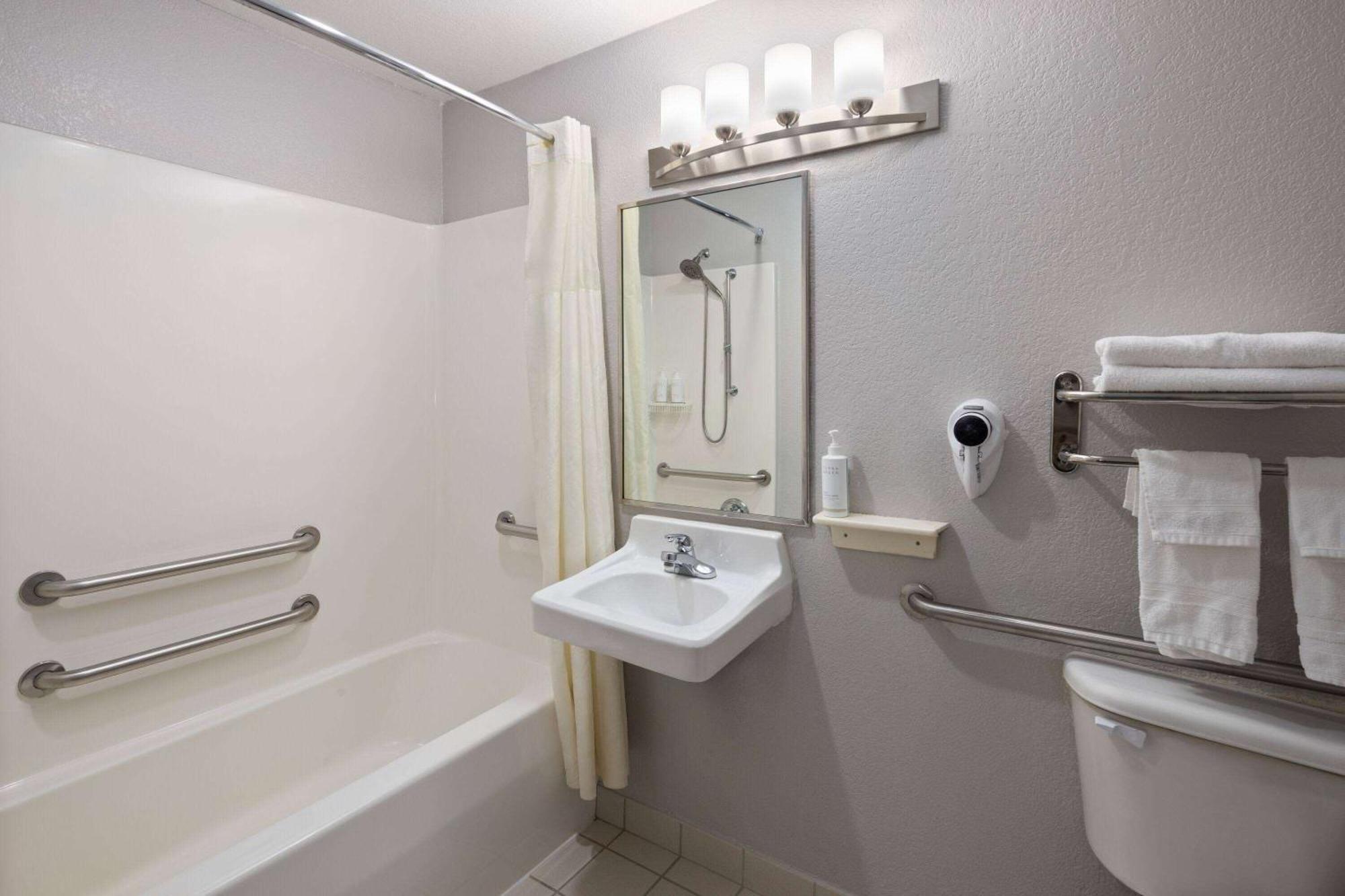 Days Inn & Suites By Wyndham Green Bay Wi Zewnętrze zdjęcie
